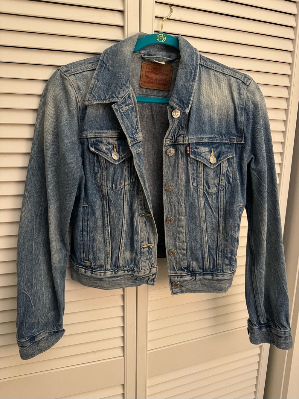 Levi’s Medium Wash Distressed Denim Trucker Jacket Size M